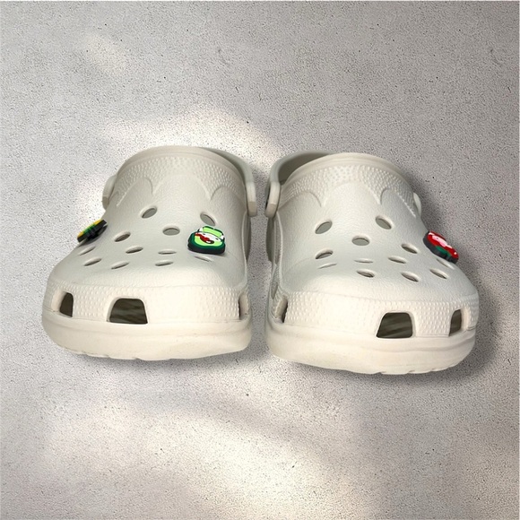 Crocs Classic White Unisex Clogs Shoes W/ Hello Kitty Jibbitz - Picture 5 of 8